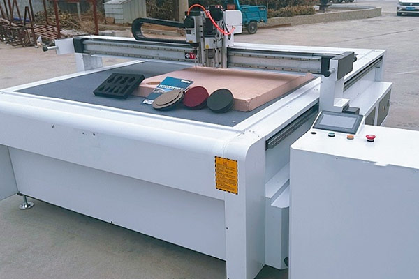 What factors can affect the cutting effect of a vibrating blade cutting machine?