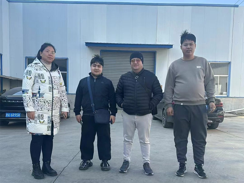 Signed a photo with Kazakh friends at the scene to commemorate